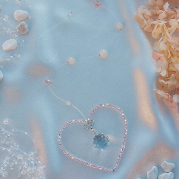 Südamekujuline Feng Shui päikesepüüdja roosa kvartsiga Südamekujuline Feng Shui päikesepüüdja roosa kvartsiga