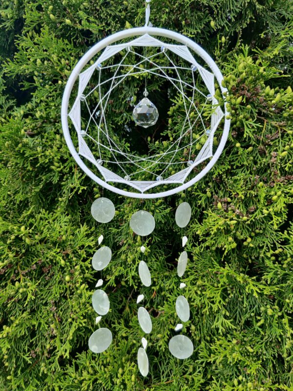 Päikesepüüdja-tuulekell teokarpidest helmestega