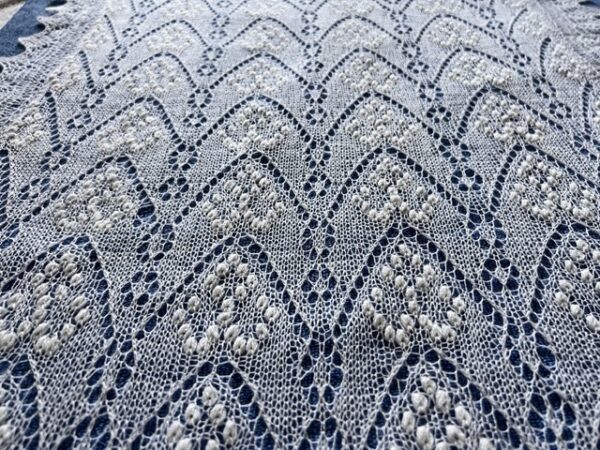 Pitssall kootud käsitsi peenvillasest lõngast, valget värvi