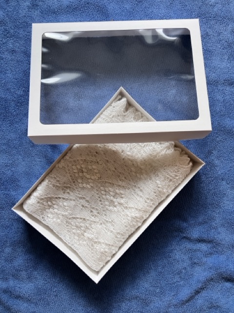 valge pitssall kinkekarbis