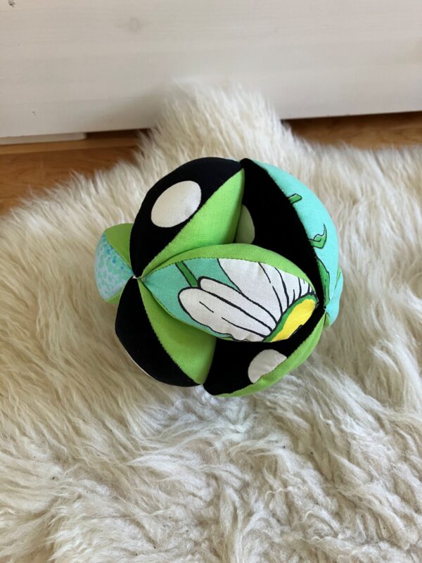 Erksavärviline Montessori puslepall