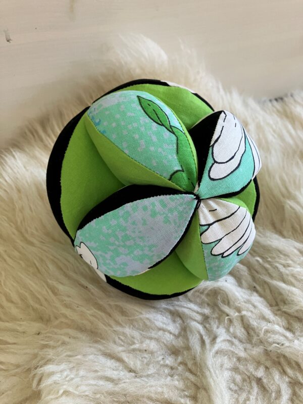 Erksavärviline Montessori puslepall