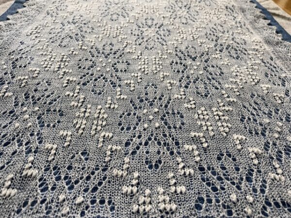 Naiselik ja õrn käsitsi valmistatud haapsalu sall