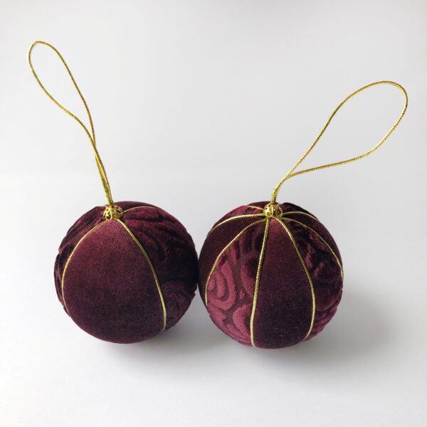 Tumepunaste kuuseehete komplekt