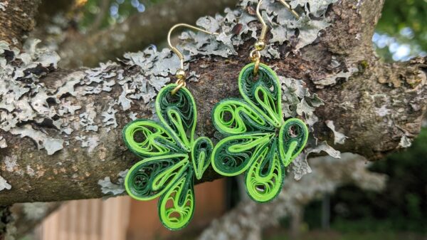 Paberist rohelised kõrvarõngad