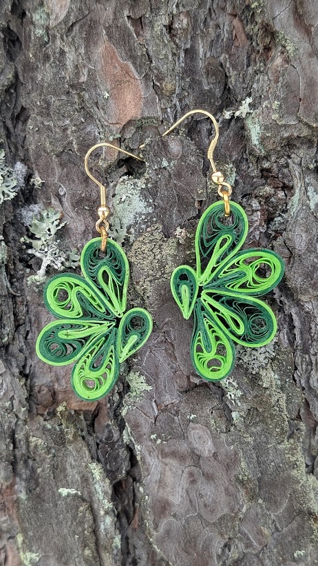 Paberist rohelised kõrvarõngad