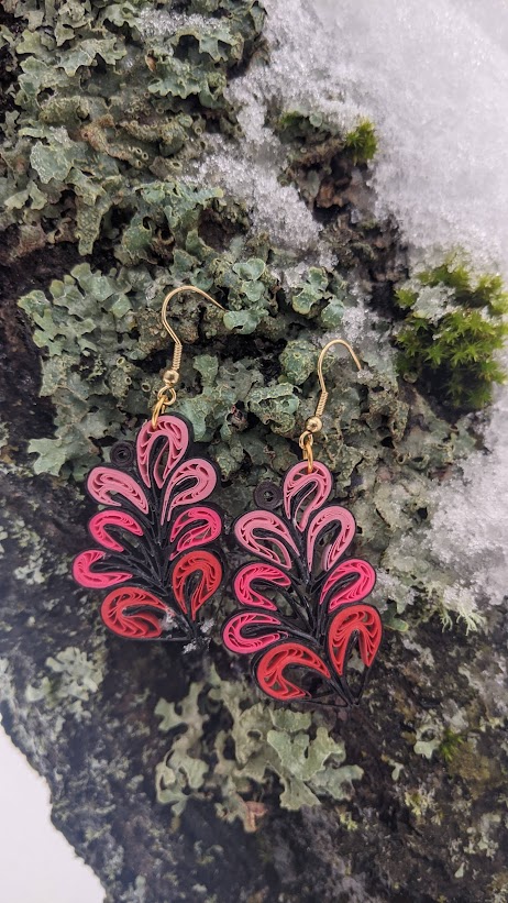 Paberist roosad kõrvarõngad