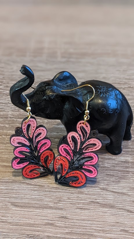 Paberist roosad kõrvarõngad