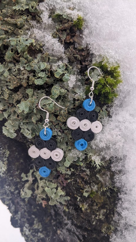 Sini-must-valged kõrvarõngad