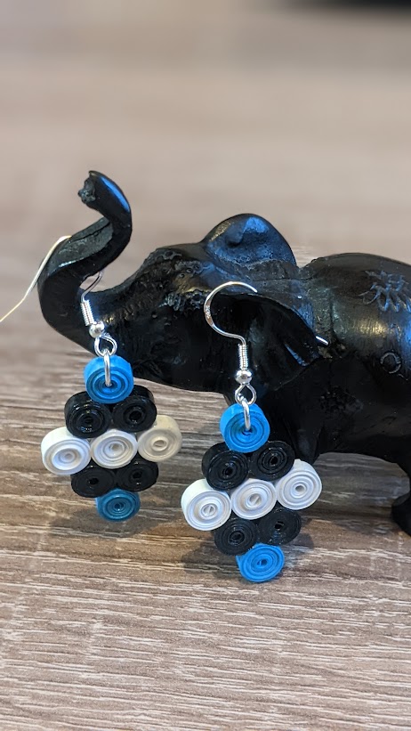 Sini-must-valged kõrvarõngad