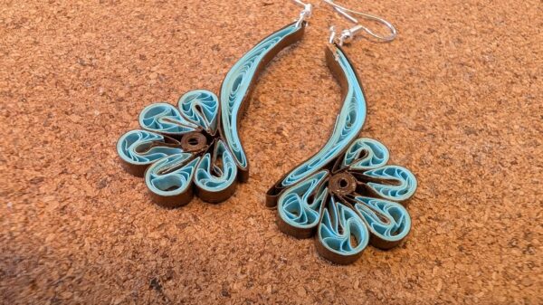 Pikad sinised kõrvarõngad