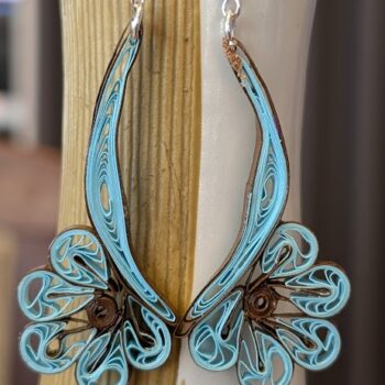 Pikad sinised kõrvarõngad