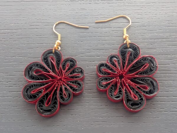 Paberist tumedad kõrvarõngad