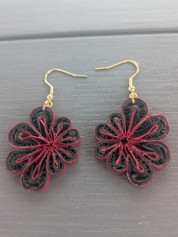 Paberist tumedad kõrvarõngad