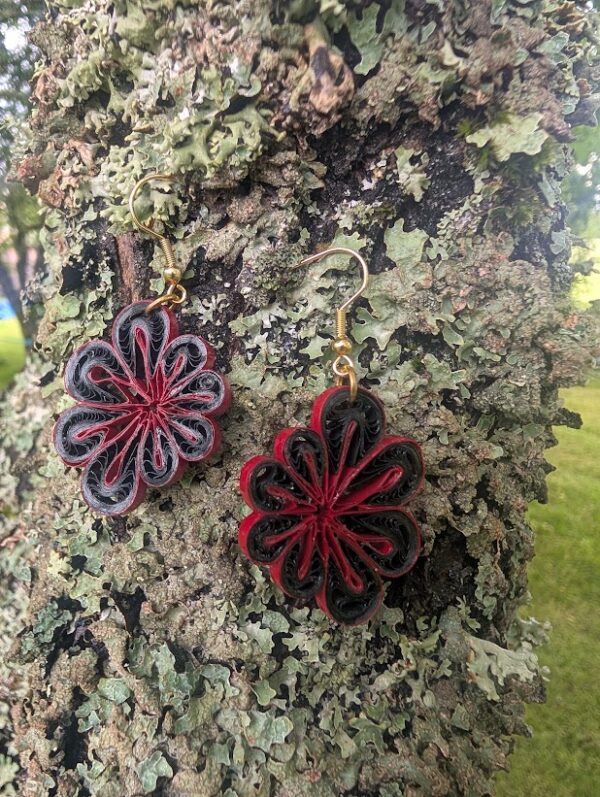 Paberist tumedad kõrvarõngad