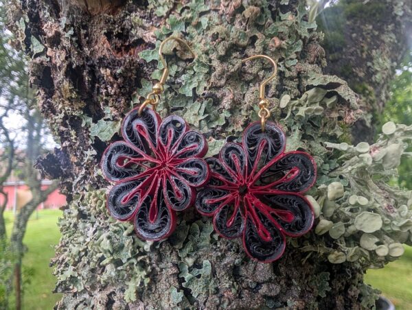 Paberist tumedad kõrvarõngad