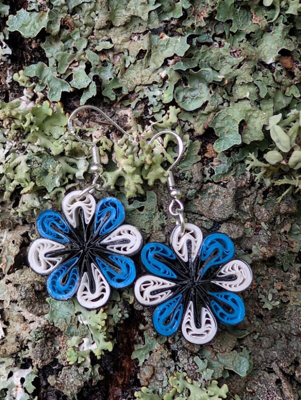 Sini-must-valged paberist kõrvarõngad