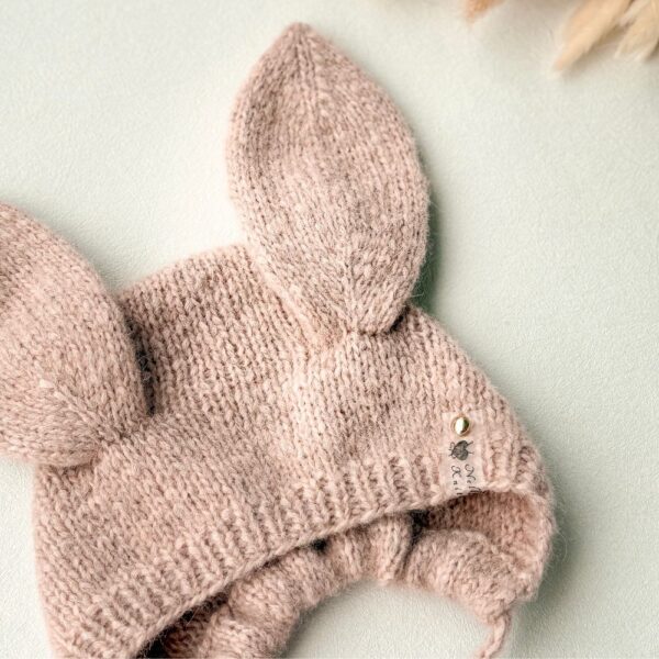 Kootud jänkumüts beebile