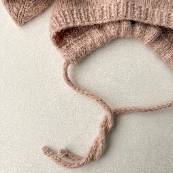 Kootud jänkumüts beebile