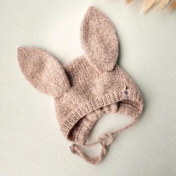 Kootud jänkumüts beebile